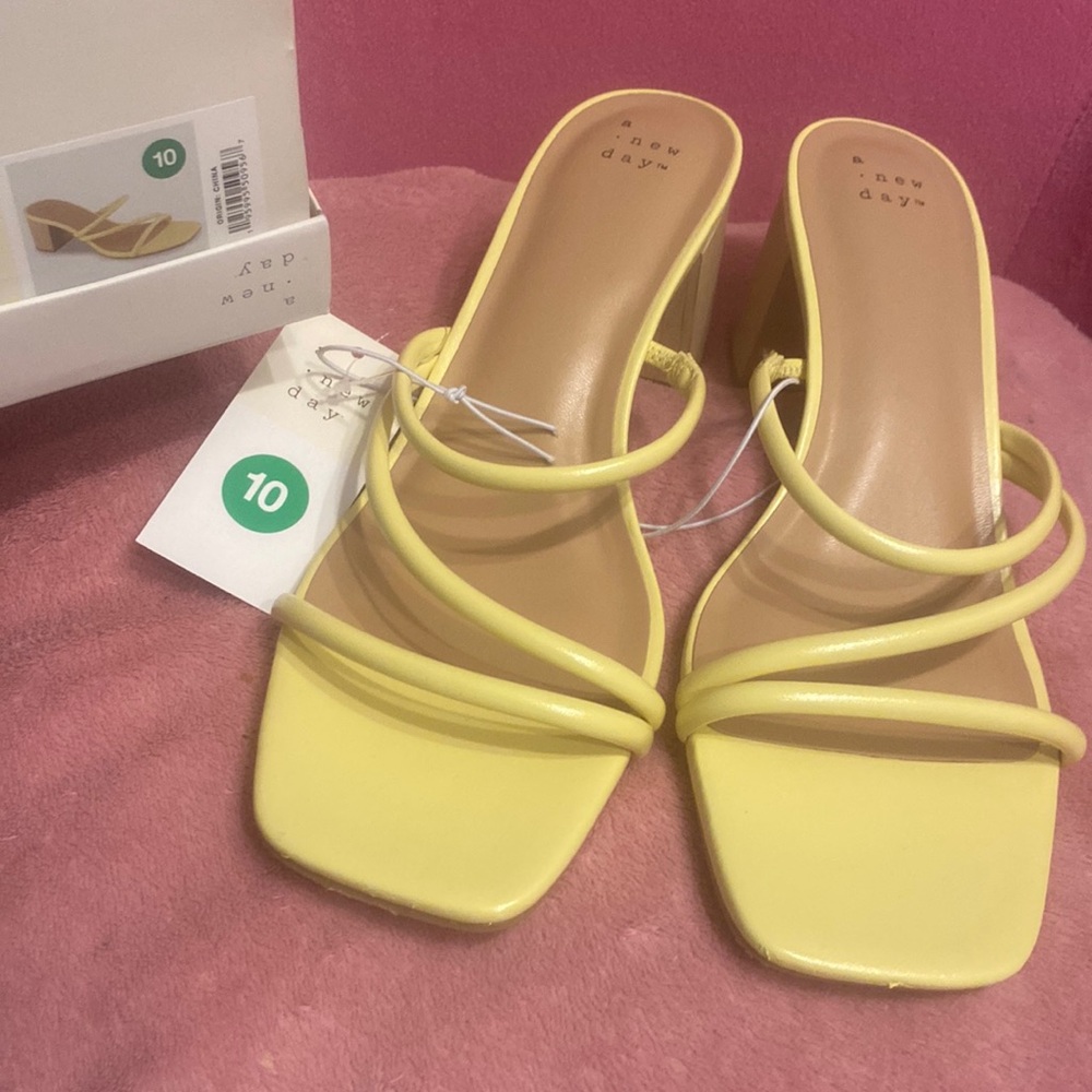 NEW W/ tags - Nessa Heels w/ memory foam size 10